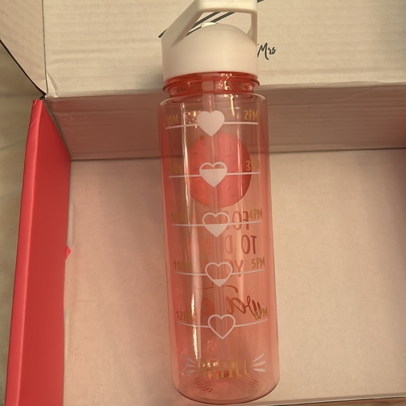 ⭐️Brand New Miss to Mrs bottle“🍩 forget to drink your water” in pink A44 - Picture 4 of 4